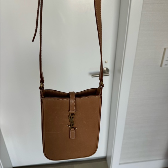 SAINT LAURENT
Smooth Calfskin Le 5 A 7 Vertical
Hobo 
crossbody Tan / Gold - Picture 3 of 16